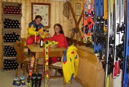 Verleih von Alpinski, Skischuhe, Snowboard, Softboots, Langlaufausr&uuml;stung, Schneeschuhe, St&ouml;cke